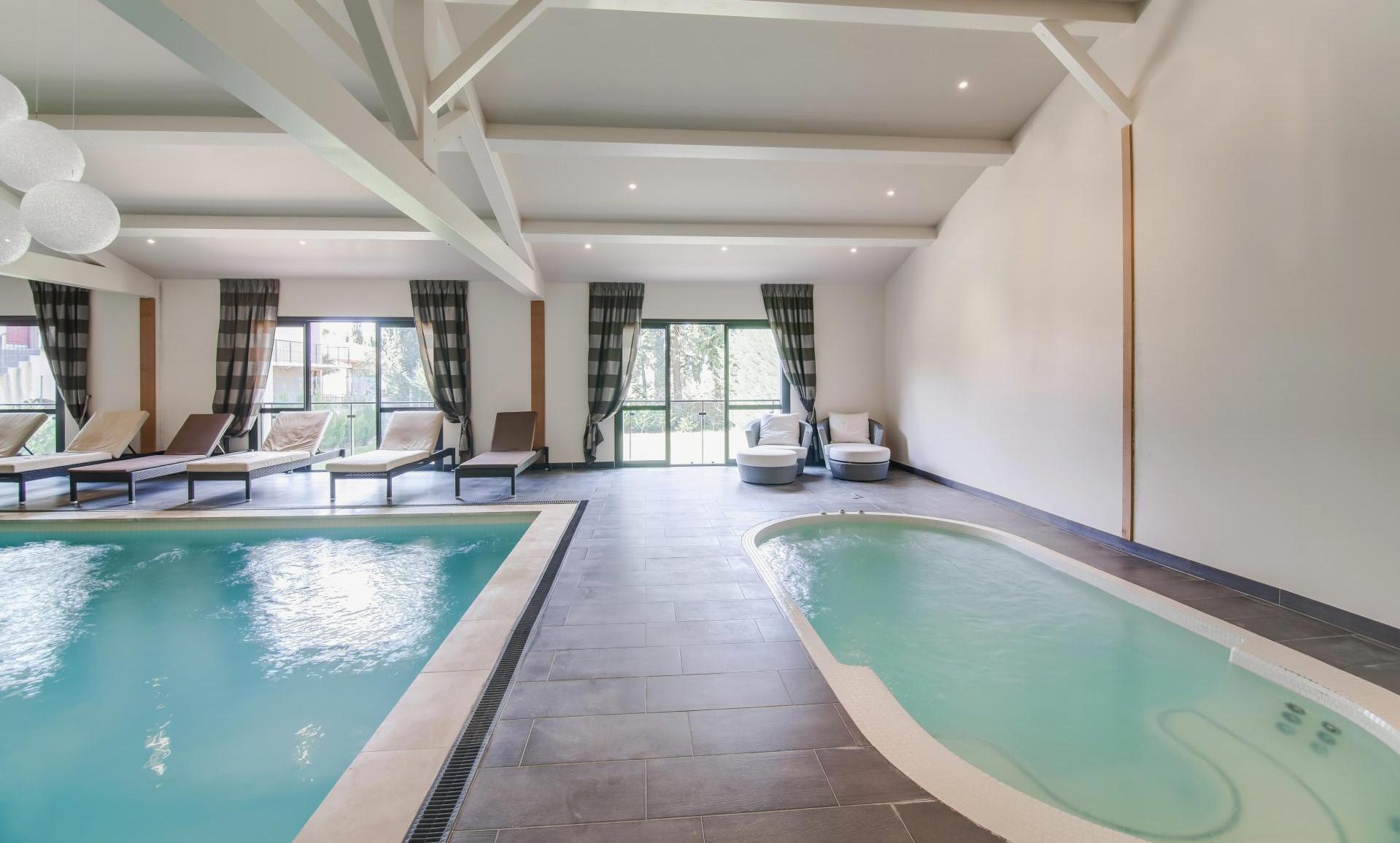 Piscine intérieure