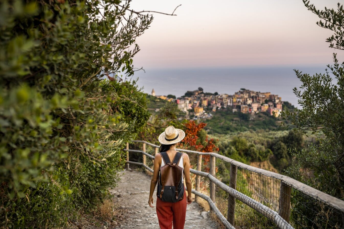 Femme de dos se baladant dans une vallée magnifique. le-slow-tourisme