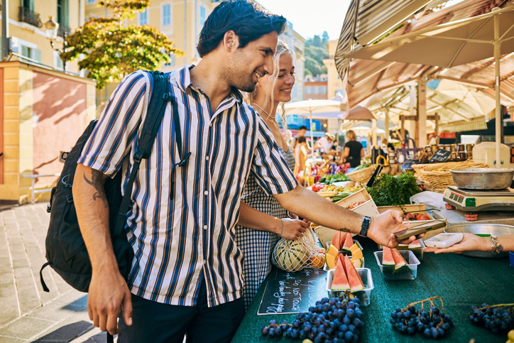 Couple sur un marché provençale, dans le sud de la France.