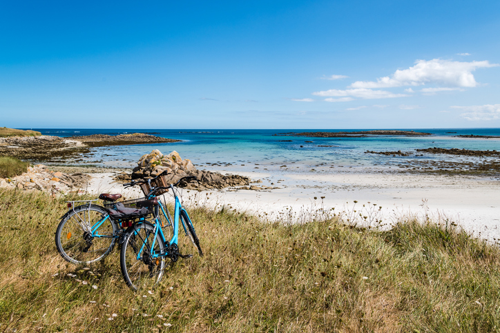 le-slow-tourisme. Paysage d'une page bretonne avec deux vélos