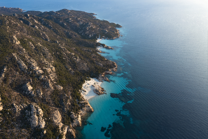 Vue aérienne de l'archipel de la Maddalena en Italie
