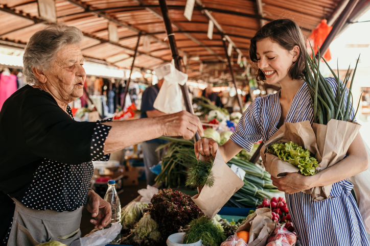 Femme soutenant les communautés locales. Femme qui achète fruits et légumes au marché