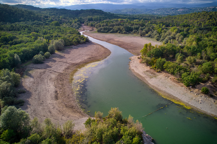 Fleuve ayant séché. Vue aérienne. voyager-permet-il-de-prendre-conscience-de-la-crise-climatique