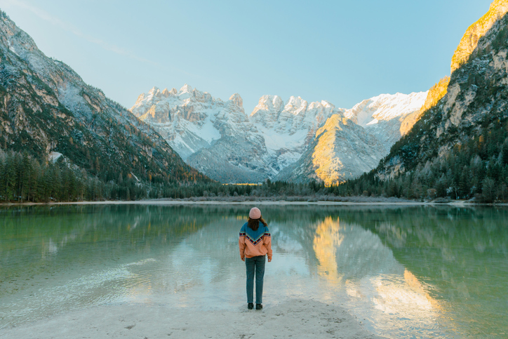 voyager-permet-il-de-prendre-conscience-de-la-crise-climatique
Femme qui regarde un paysage