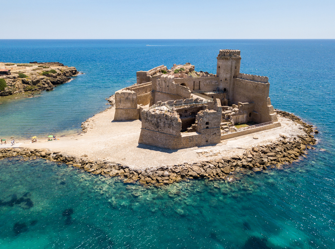 Château de Le Castella, vue aérienne du château sur un îlot 