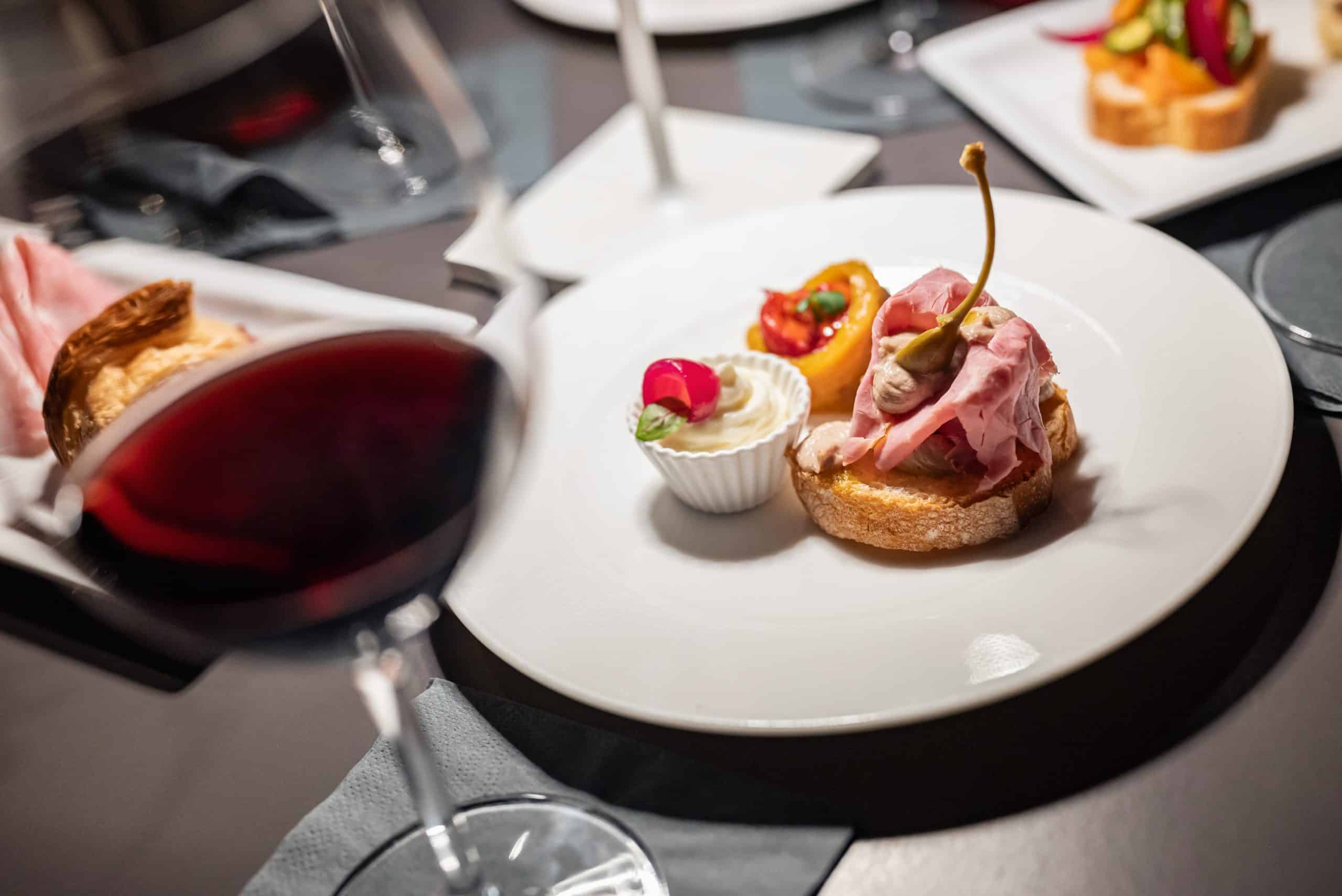 UVE Rooms & Wine Bar