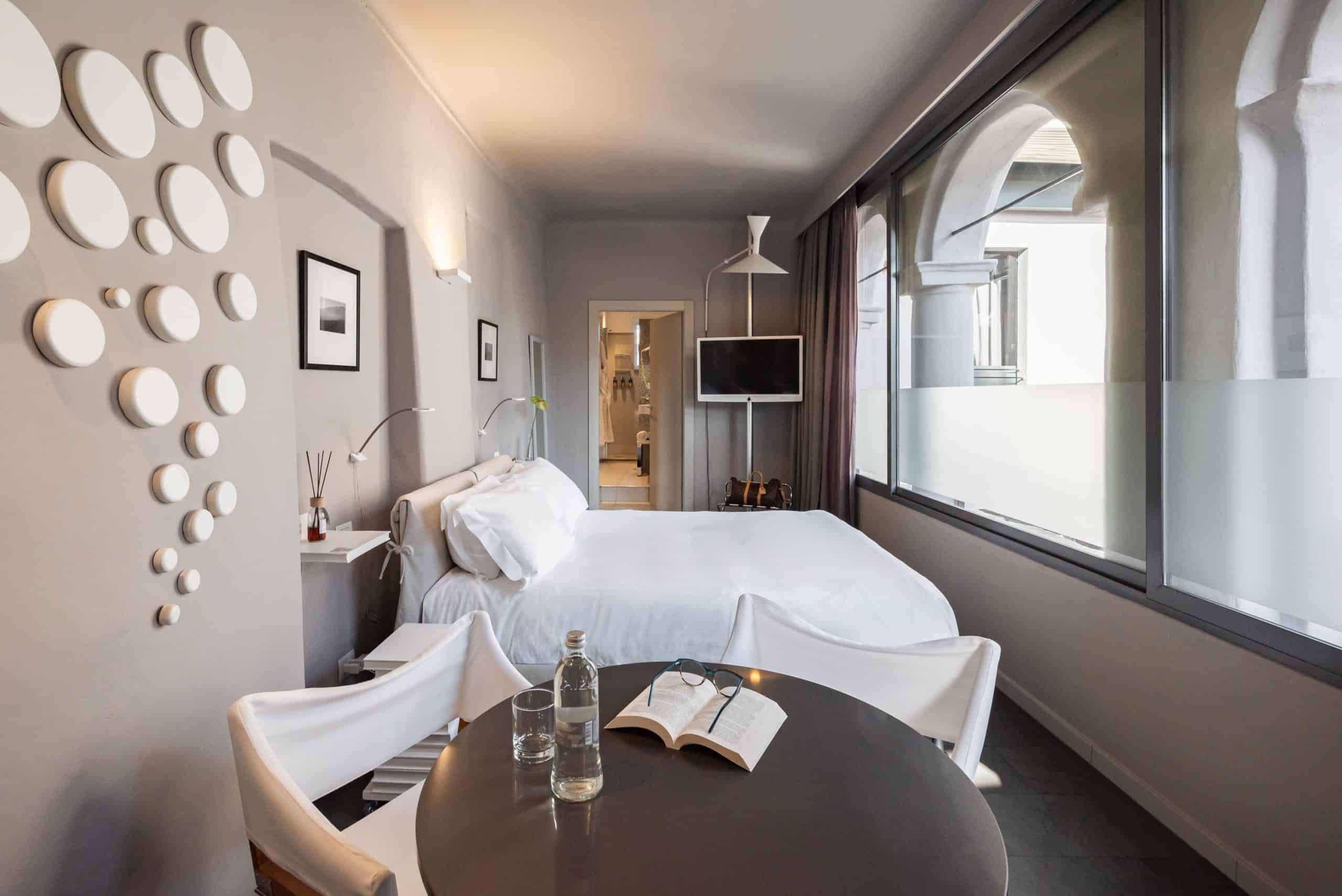 UVE Rooms & Wine Bar