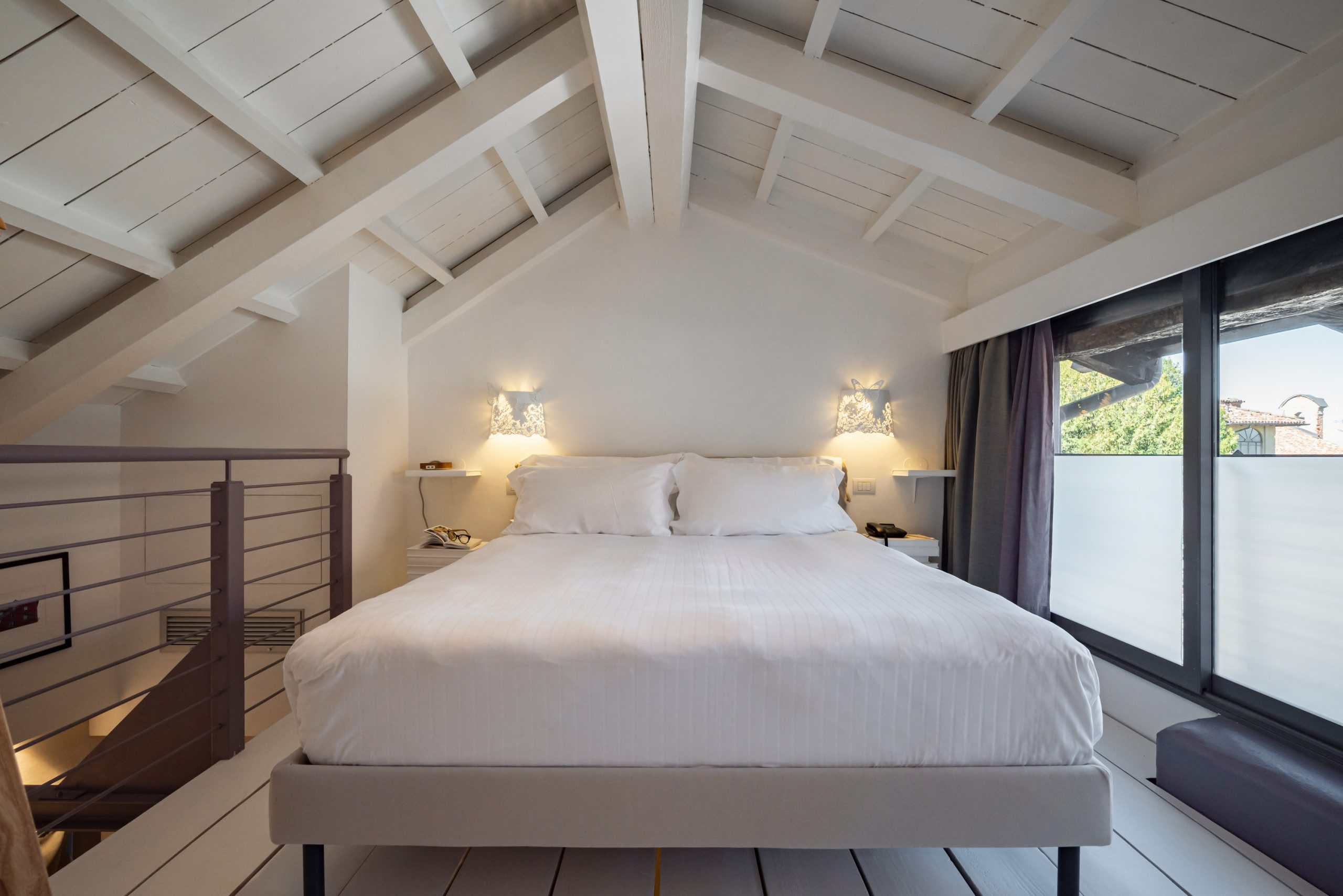 UVE Rooms & Wine Bar