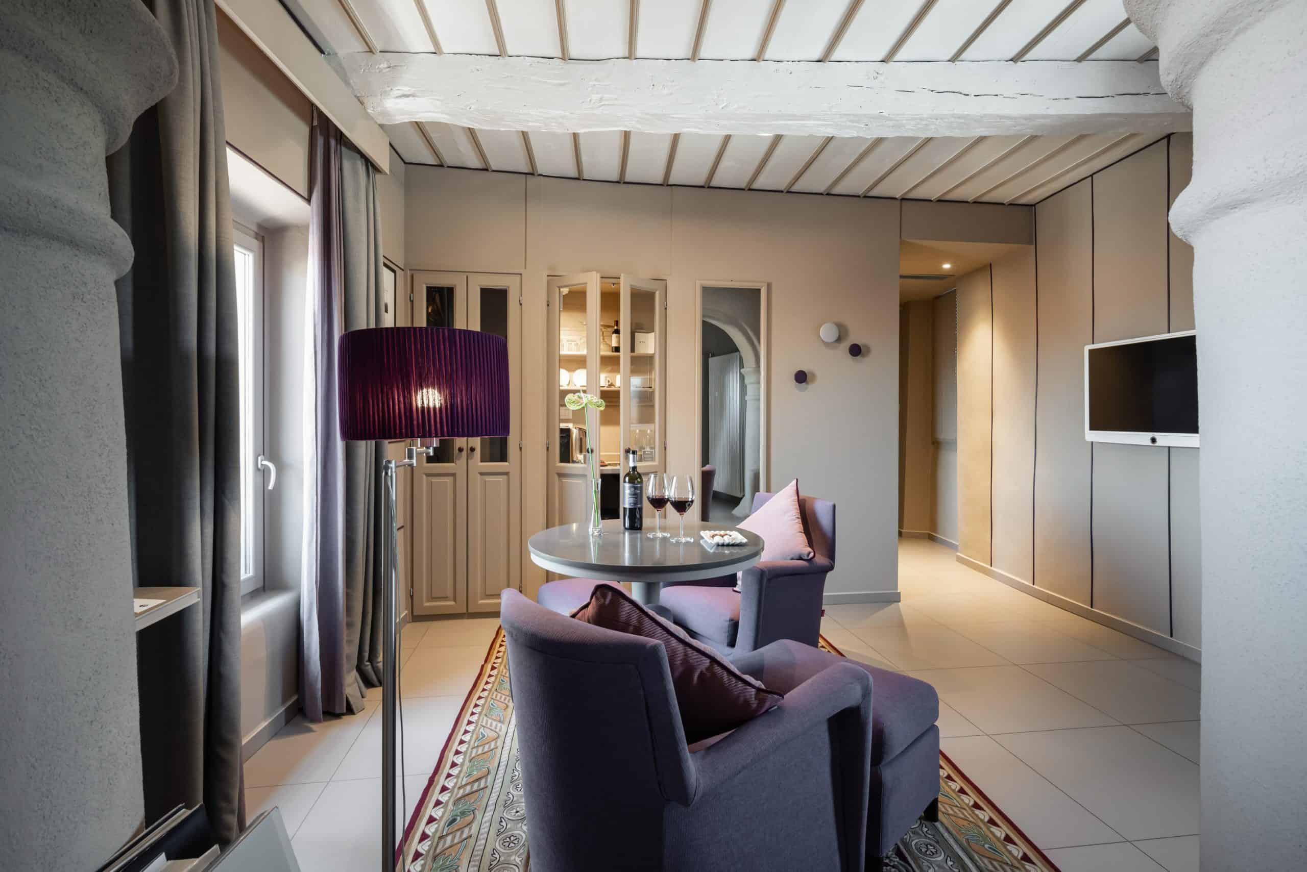 UVE Rooms & Wine Bar