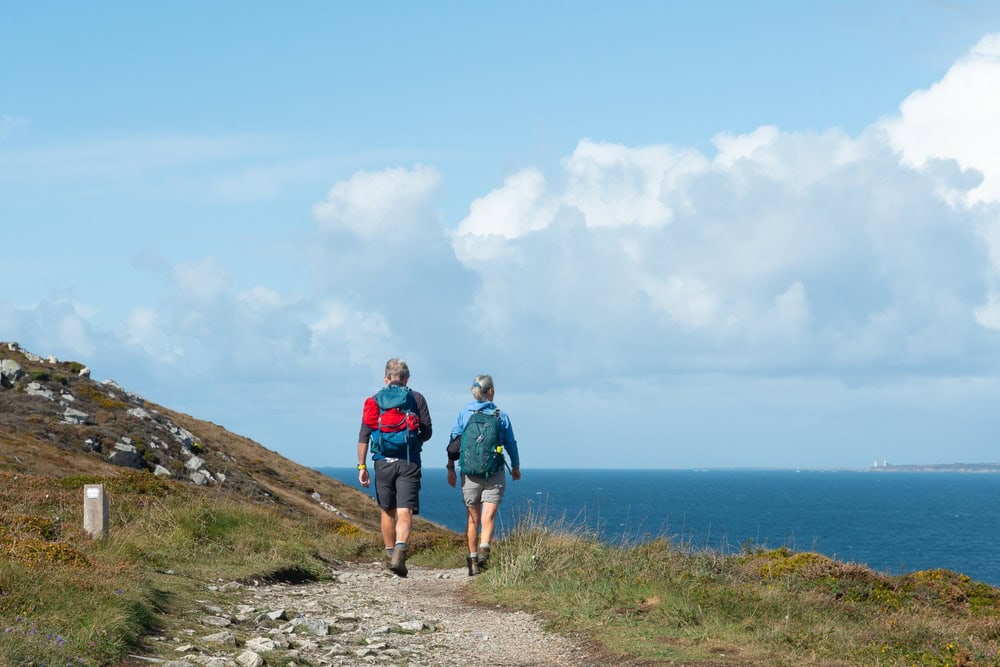 2 randonneurs sur le gr34 en bretagne ©shutterstock 2397365111 gdela
