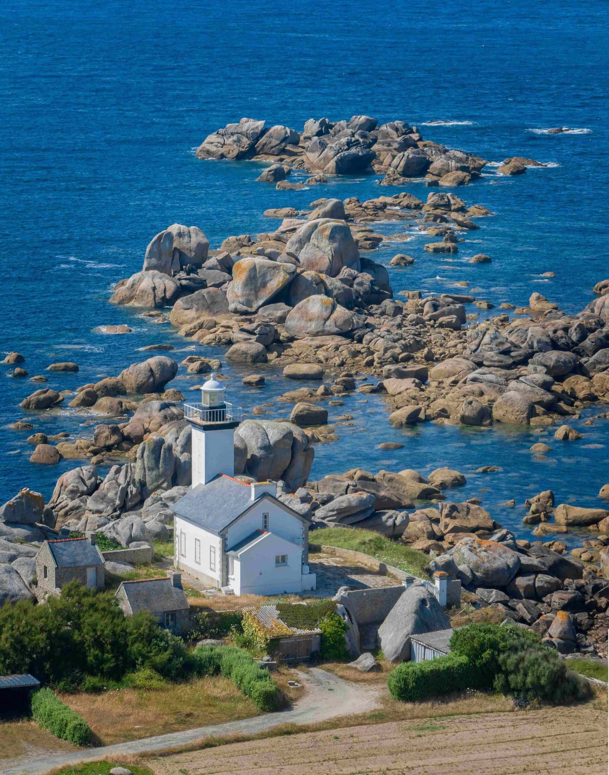 phare de pontusval ©shutterstock 2487299317 naeblys scaled