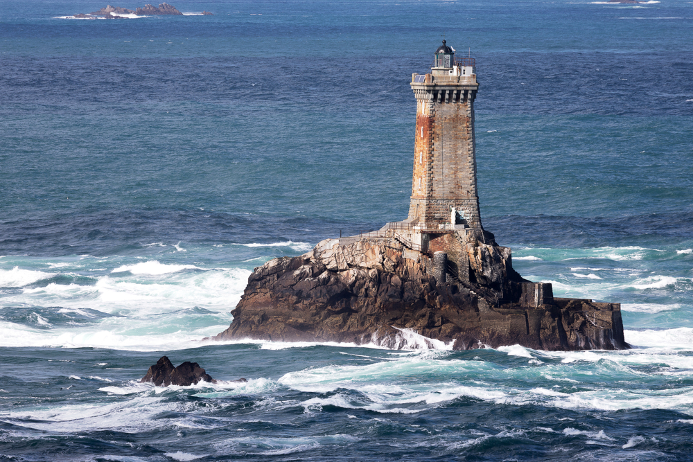 Finistère, dove la terra incontra l'oceano phare de la vieille ©shutterstock 1956410020 tarvos