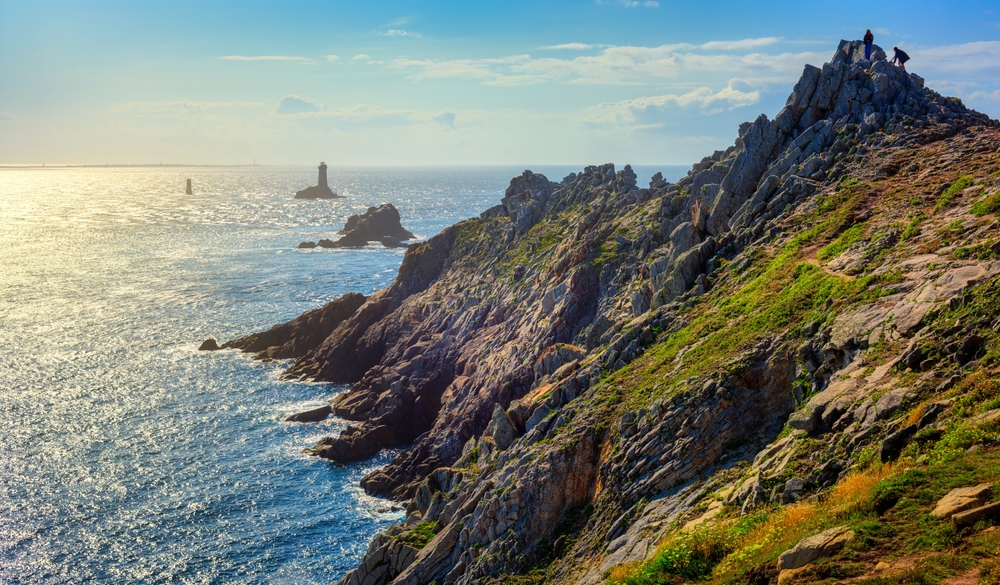 Finistère, dove la terra incontra l'oceano pointe du raz ©shutterstock 2443624083 boris stroujko