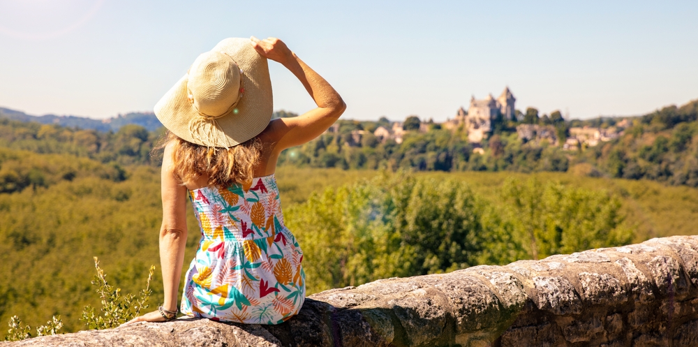 Dordogne : authentique témoin du passé femme admirant cingle du perigord shutterstock 2202050977 margouillat photo