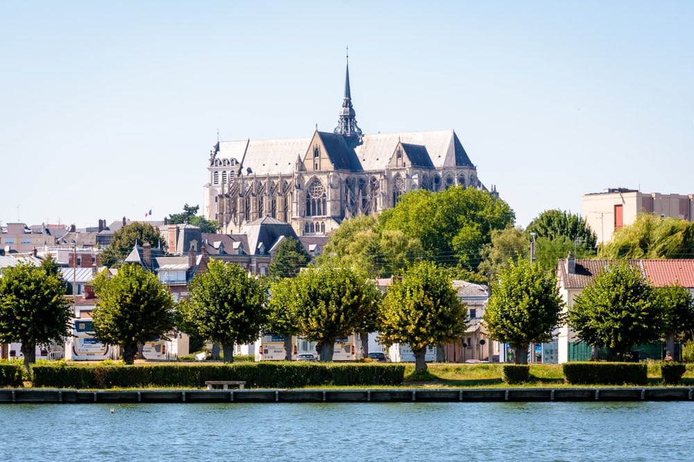 basilique saint quentin face a la rive aisne shutterstock 2258898981 olrat