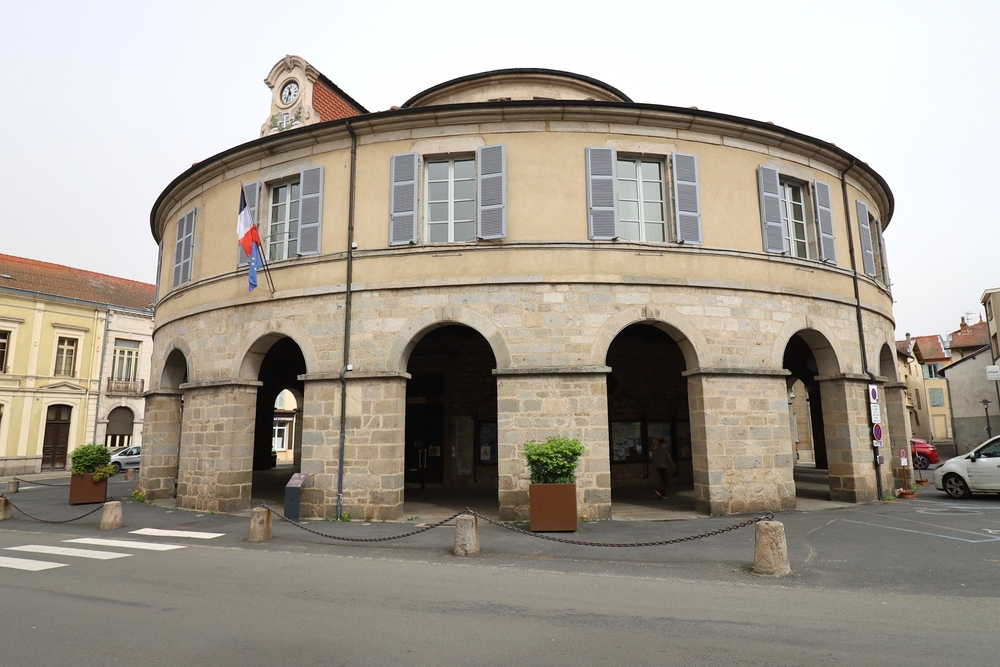 La Route des Fromages d'Auvergne hotel de ville dambert shutterstock 2446880507 ebascol