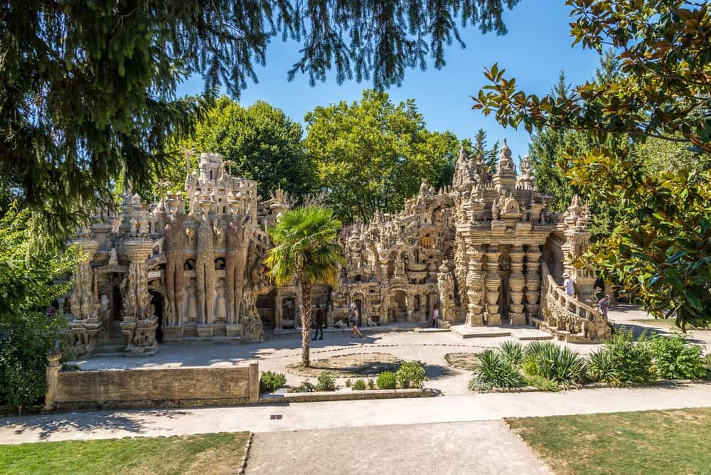 palais du facteur cheval hautesrives shutterstock 325096028 milosk