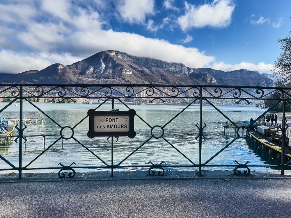 Annecy : une escapade au cœur des Alpes pont des amours annecy shutterstock 1293532108 giuseppe piazzese