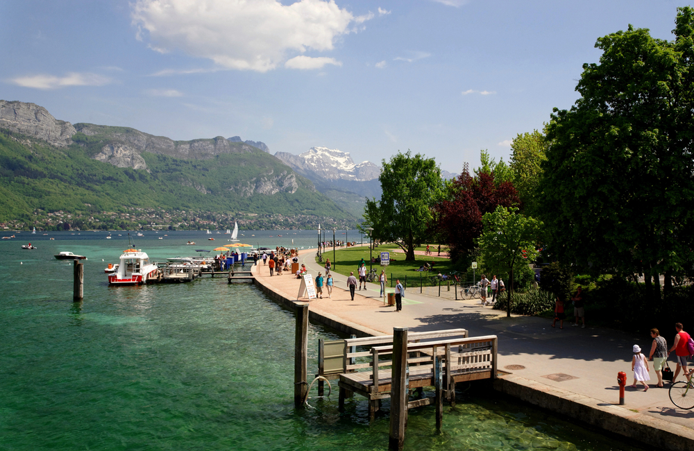Annecy : une escapade au cœur des Alpes promenade autour du lac dannecy shutterstock 1891990378 rogermechan