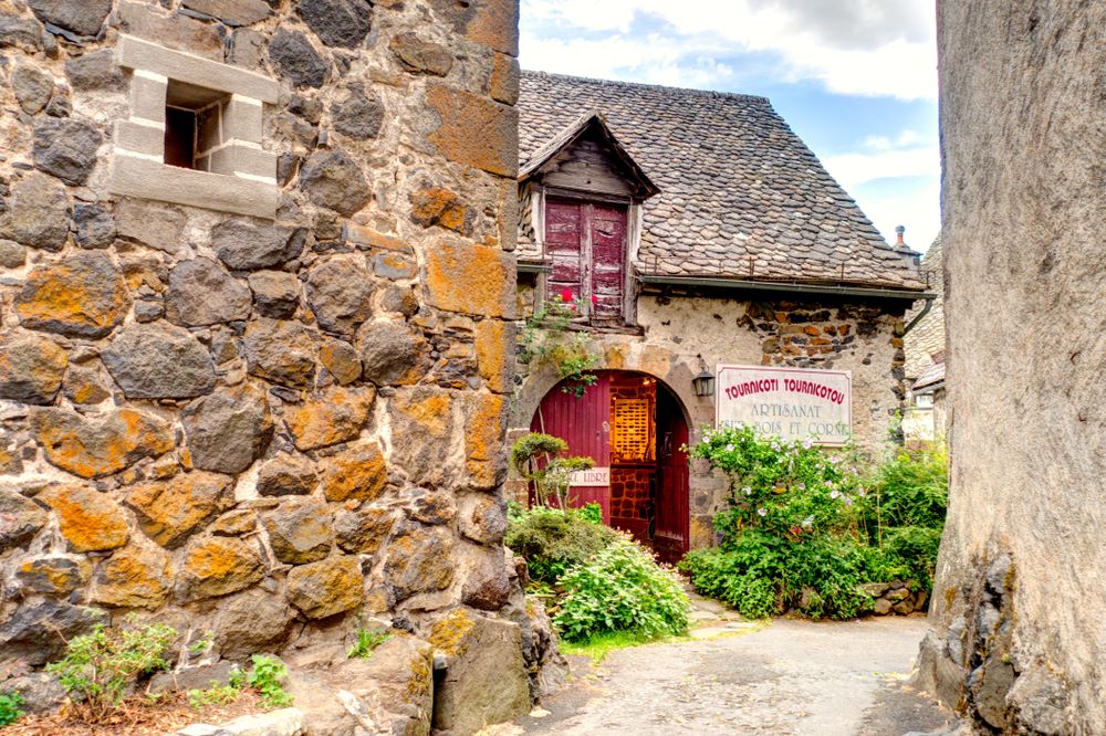La Route des Fromages d'Auvergne rue de salers shutterstock 1485693503 mehdi33300