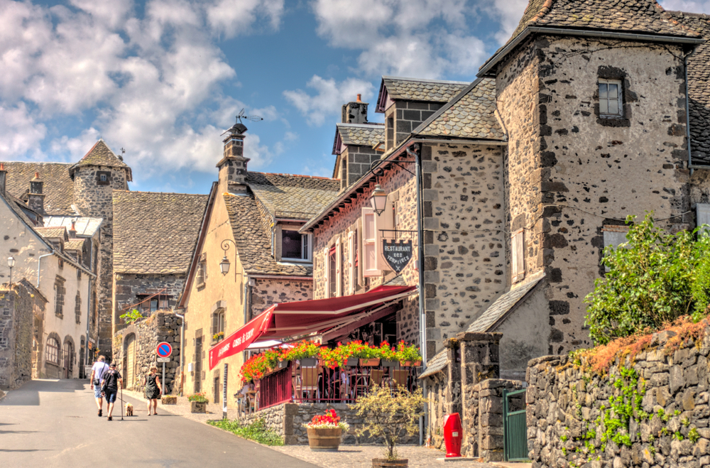 La Route des Fromages d'Auvergne ville de salers shutterstock 1485693341 mehdi33300