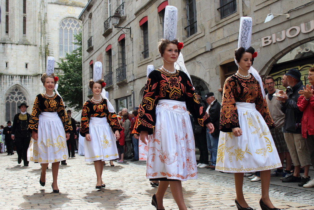 Locronan, l’âme celte de la Bretagne bigoudenes shutterstock 1429244885 aygul bulte