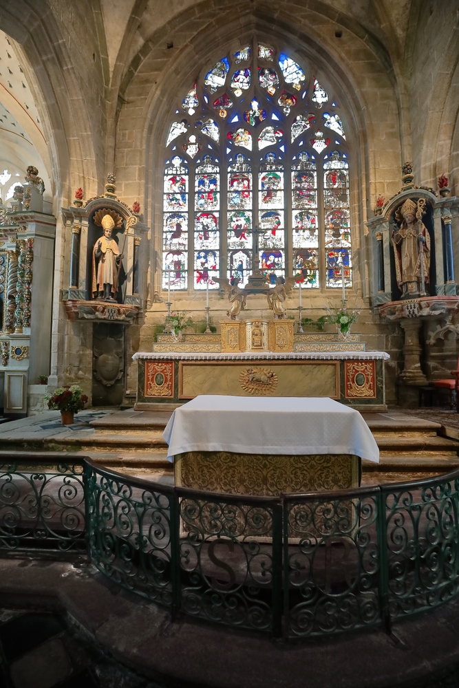 Locronan, l’âme celte de la Bretagne int eglise locronan shutterstock 2588936169 rweisswald