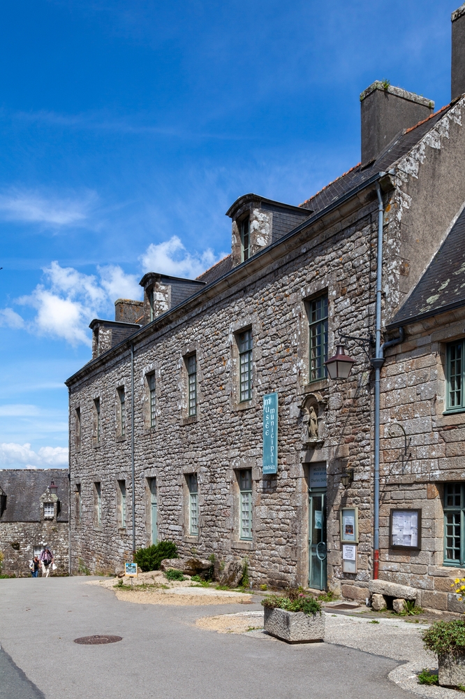 Locronan, l’âme celte de la Bretagne musee municipal locronan shutterstock 2495588939 breizhatao
