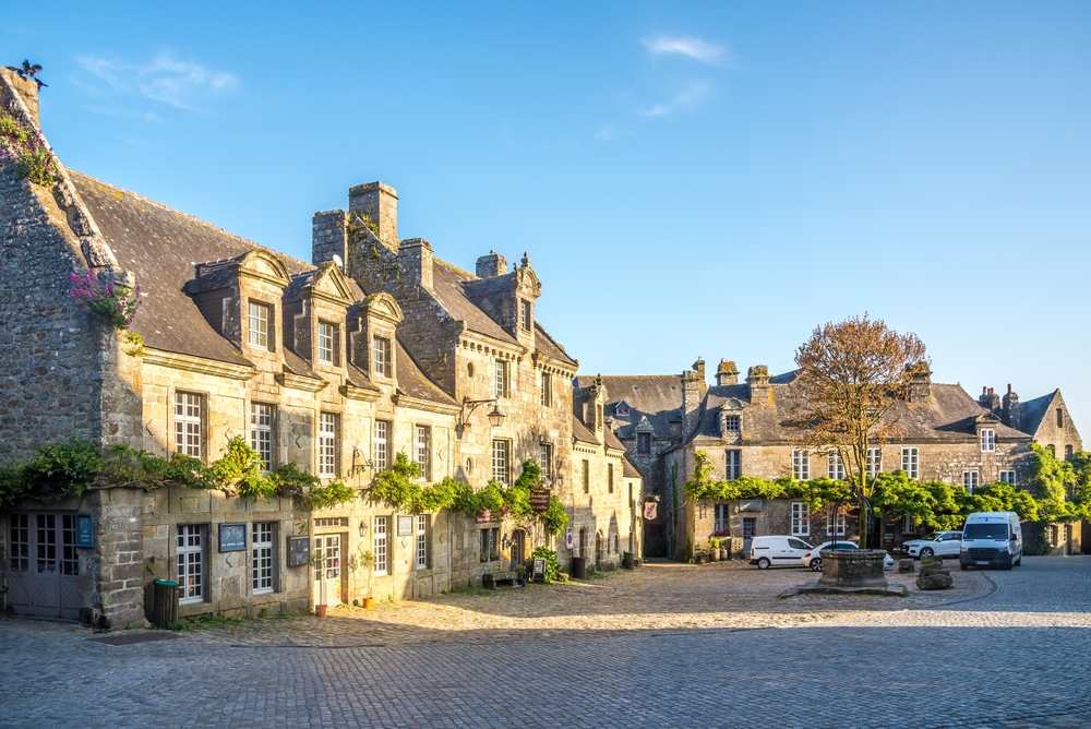 Locronan, l’âme celte de la Bretagne place de leglise locronan shutterstock 2331492423 milosk50