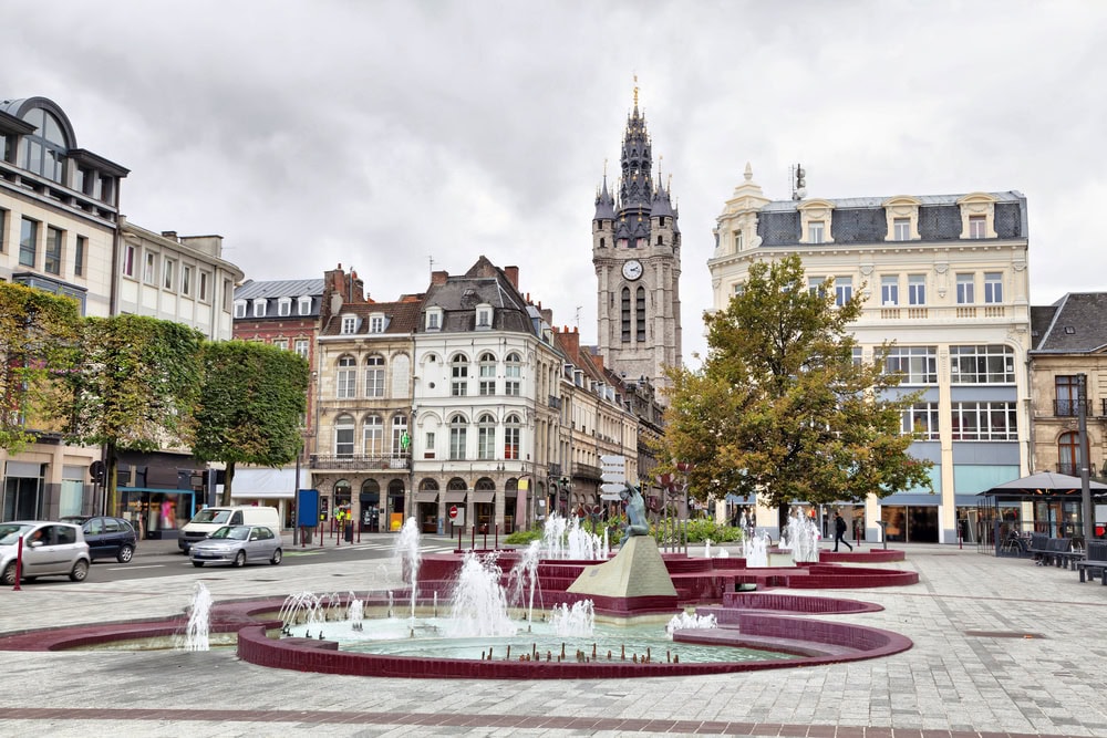 La Strada dei Beffroi shutterstock 223695790 csergey dzyuba vue de la place darmes sur le beffroi de douai france