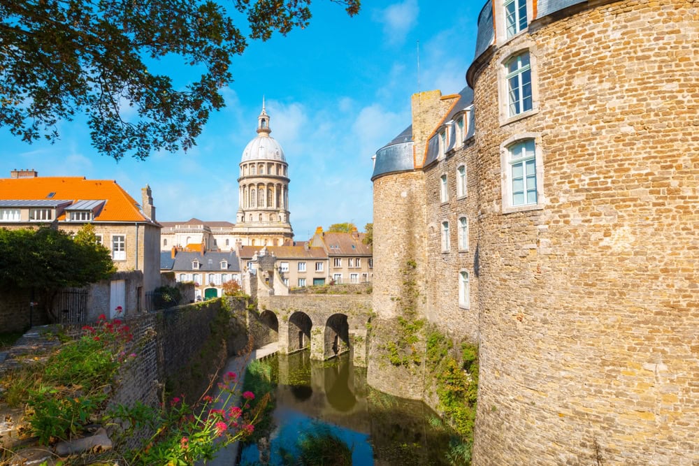 La Strada dei Beffroi shutterstock 2528523551 coliver hoffmann a linterieur de la ville fortifiee de boulogne sur mer chateau au premier plan basilique notre dame de limmaculee conception en arriere plan