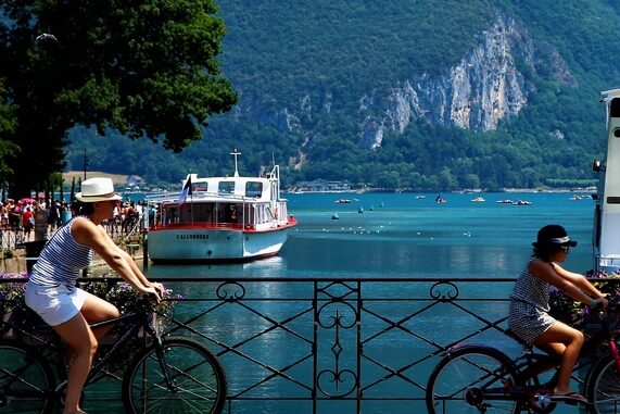 Annecy : une escapade au cœur des Alpes velo autour du lac dannecy shutterstock 747689239 arthur c.c.hsieh edited