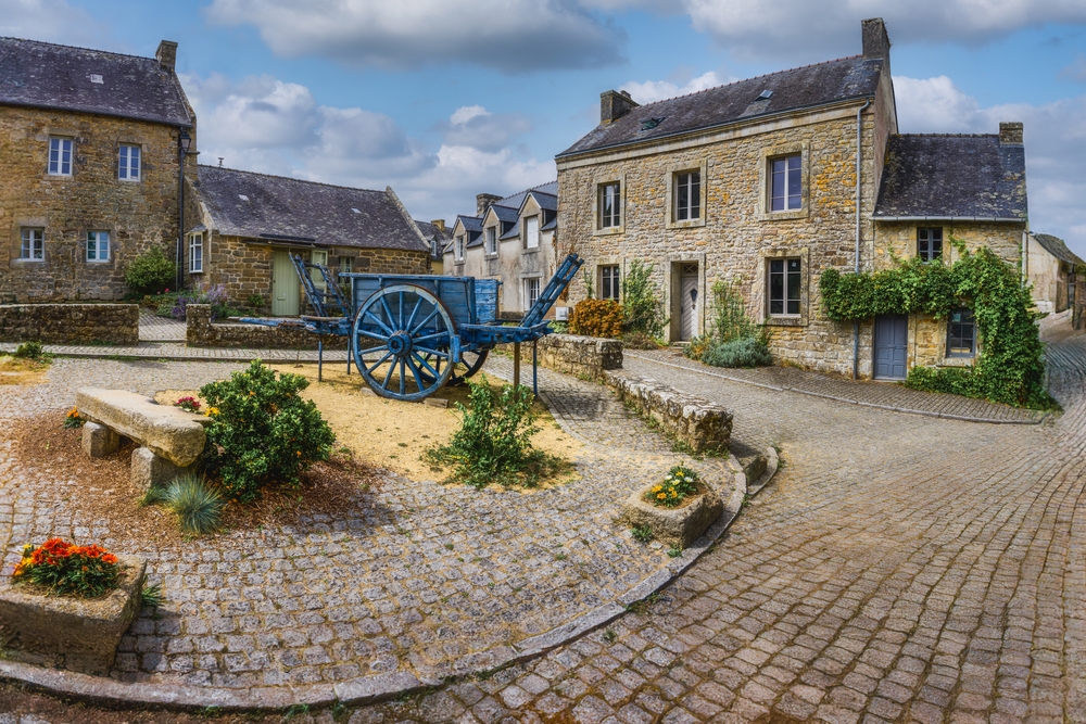 Locronan, l’âme celte de la Bretagne village locronan shutterstock 2462300059 eyestravelling
