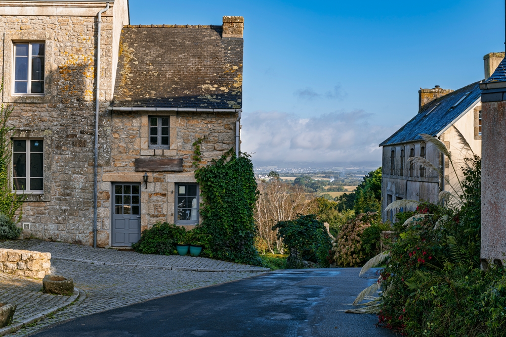 Locronan, l’âme celte de la Bretagne village locronan shutterstock 2627129619 richi mcwallace