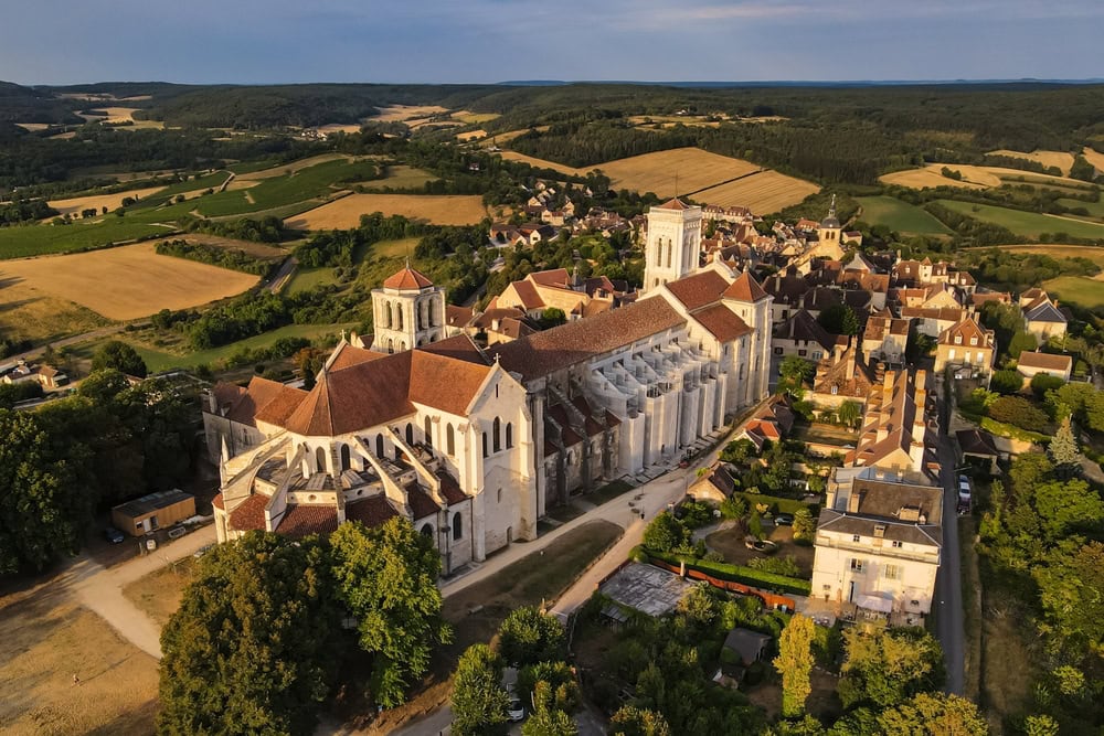 Le Parc Naturel Régional du Morvan vezelay shutterstock 2202017713 mike workman