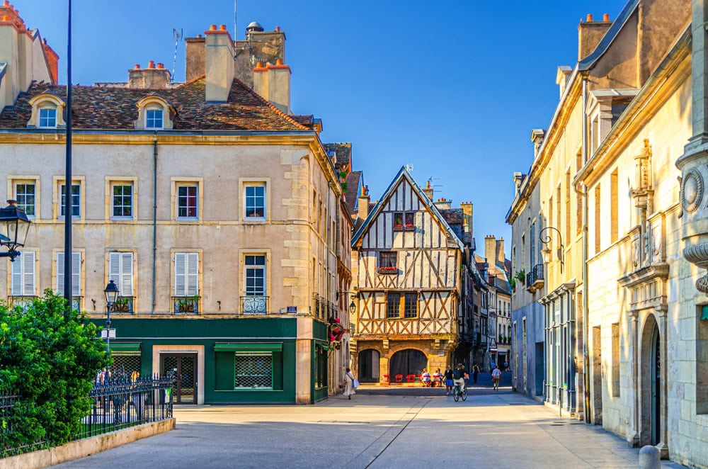 Voie des Vignes à vélo en Bourgogne maison dijonnaise shutterstock 2529810397 aliaksandr antanovich