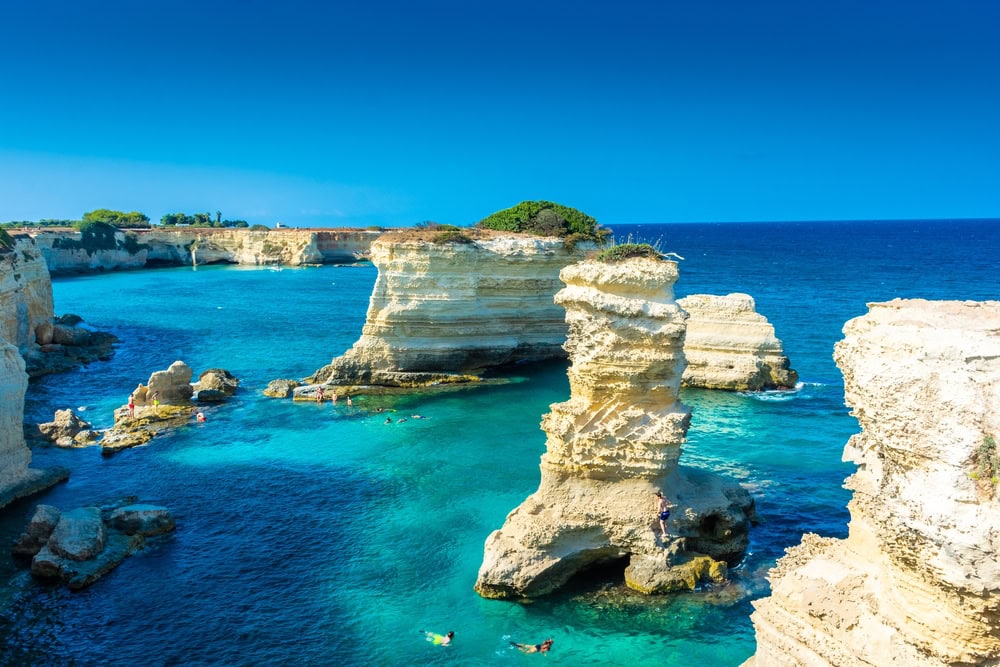 shutterstock 2153309629 cstefano zaccaria salento italie 11 aout 2021 la belle mer cristalline des pouilles depuis les falaises et les piles de mer de santandrea