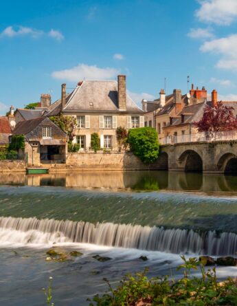shutterstock 2521623999 cula ulachka vue du pont sur la riviere ender avec le barrage et les anciens batiments residentiels par une journee ensoleillee dete azay le rideau indre et loire france1