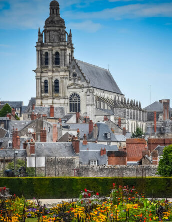 shutterstock 2582660201 cacropolypsephotography la cathedrale saint louis de blois est une cathedrale catholique de style gothique tardif situee a blois dans la region de la loire en france1