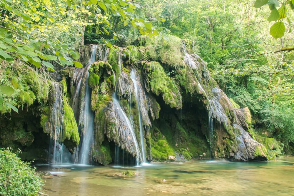 Que faire à Arbois ? cascade arbois shutterstock 2037070154 jef77