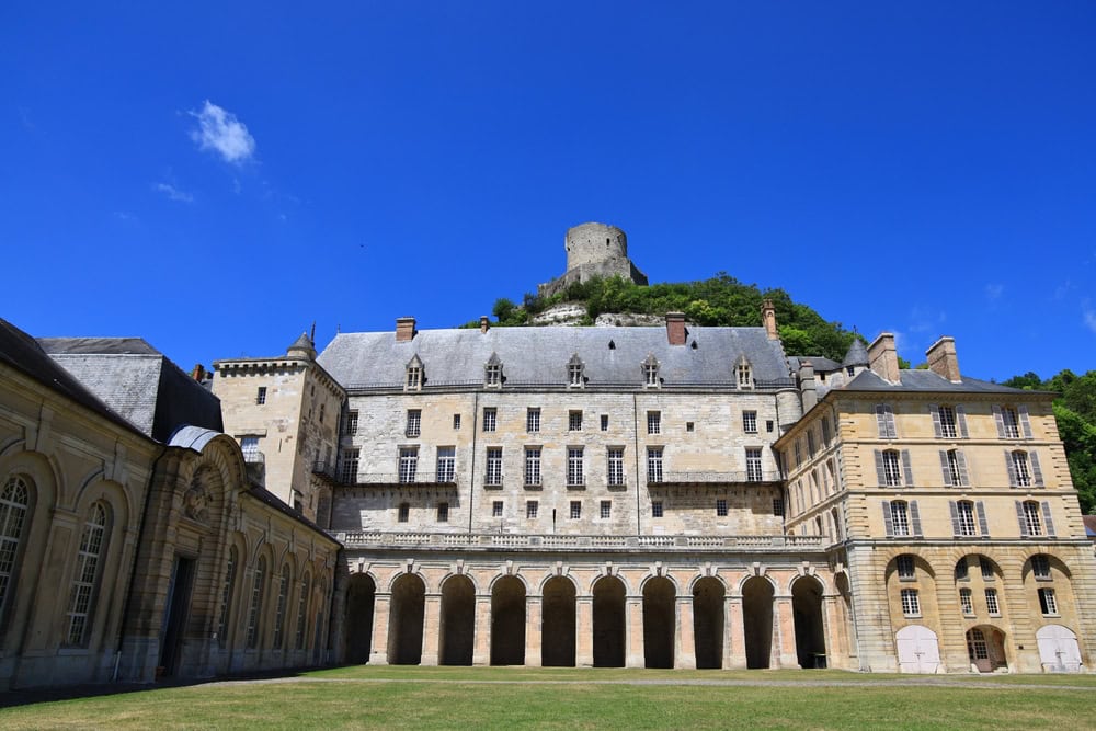 5 châteaux pour une visite du Val-d'Oise chateau de la roche guyon shutterstock 2641958489 olivard