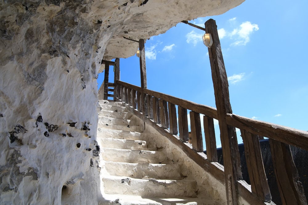 5 châteaux pour une visite du Val-d'Oise chateau troglodyte la roche guyon shutterstock 2641958483 olivard