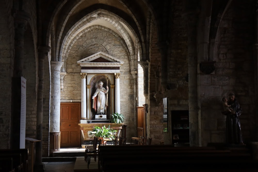 Que faire à Arbois ? eglise arbois shutterstock 2596635651 ebascol