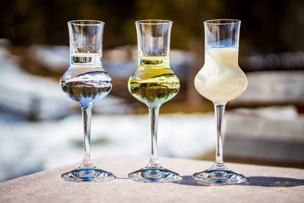 Italie du Nord Est shutterstock 1359447983 cdoctor j detail de trois verres de grappa schnapps aromatises a cortina dampezzo dolomites italie