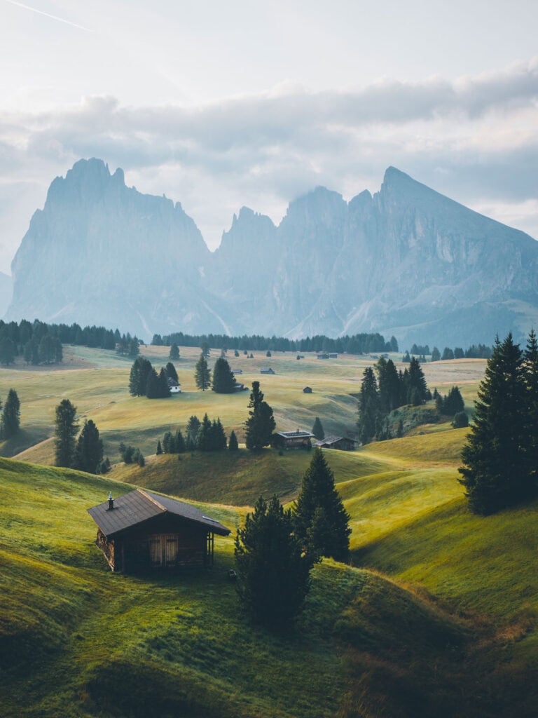 Italie du Nord Est shutterstock 1677425617 ©thomas lotter alpe di suisi dolomites southtyrol italy during sunrise