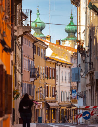 shutterstock 2145753483 cfotopogledi gorizia frioul italie via rastello gorizia friuli rues les plus anciennes de la ville de gorizia et la plus celebre pour ses boutiqu
