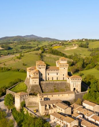 shutterstock 2150972599 clorenzobovi vue imprenable sur le chateau medieval dans la ville de torrechiara