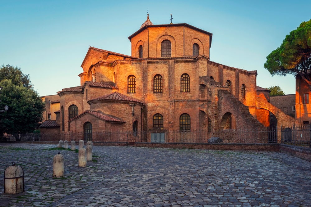 Italie du Nord Est shutterstock 2199820809 croberto binetti basilique de san vitale lun des exemples les plus importants de lart byzantin chretien de leurope occidentale construit en 547 ravenne emilie romagne italie