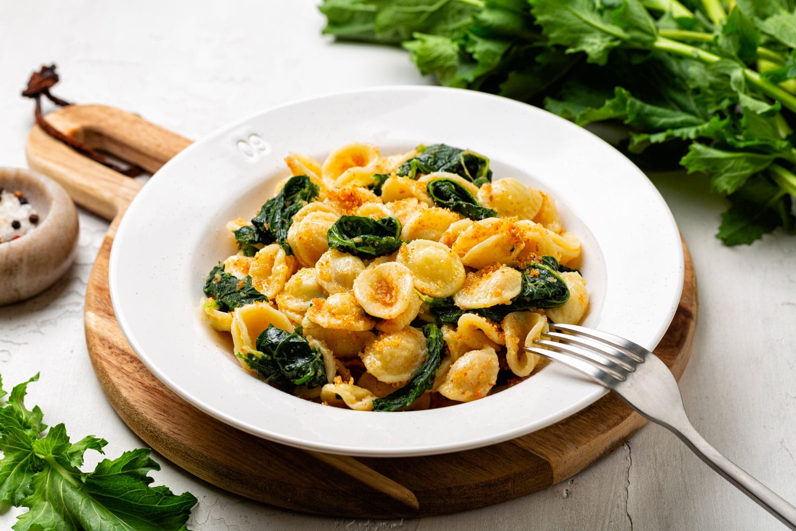 shutterstock 2271034055 ©olgabombologna orecchiette con le cime di rapa e le acciughe made with anchovy bread crumbs and rapini called broccoli rabe or turnip greens