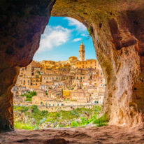 Homepage shutterstock 2464901295 c zedspider vue sur lancienne ville de matera sassi di matera en basilicata au sud de litalie. grotte de grotte sur sassi di matera